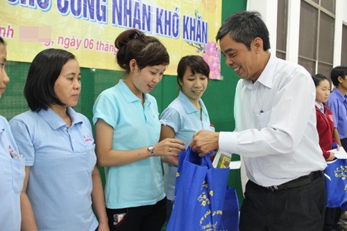 Ho Chi Minh Stadt überreicht 2800 Geschenke an bedürftige Arbeiter - ảnh 1